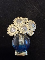 VINTAGE AJC AMERICAN JEWELRY CHAIN DAISY FLOWER BOUQUET VASE BROOCH 2.25″