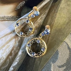 Vtg Sky Blue Glass Rhinestone Screw Back Earrings – Gold Tone – Filigree Circle