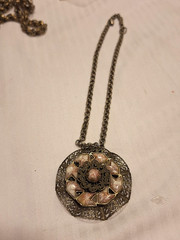 Vintage Confetti Thermoset Pendant Necklace With Beautiful 16″ Chain