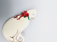 Enamel Vero White cat gold tone brooch pin 2 “