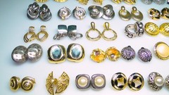 Huge Lot 80s Vint. Earrings 29pr Gold Tone Doorknocker Monet – Isle of Skye etc.
