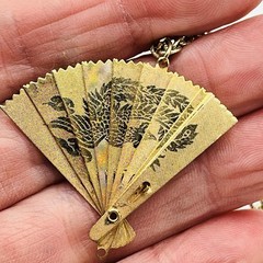 Vintage Fan Necklace Gold Tone Collapsable Pendent 2 Scenes 24″ Chain