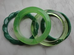 LOT OF 4 VTG ESTATE MARVELED GREEN LUCITE FLYING SUCER TWISTED BANGLE BRACELETS