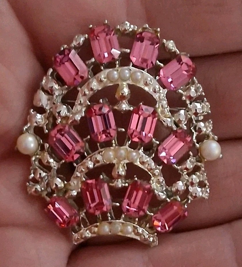 Vintage pink baguette rhinestone & faux pearl brooch, tiered, layered sheild…