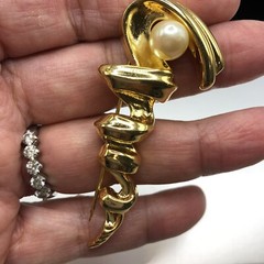 Tona Shell Brooch, Gold Tone, 2 3/4”, Signed W Pearl Looks Real Can’t Garant￼e