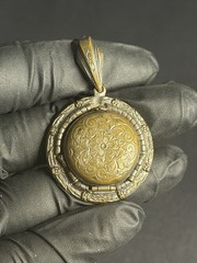 Antique Tri-Folding Locket Photo Frame Pendant Silver Tone Latch 1-1/2″ Vintage