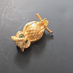Vintage Gold Tone Owl Brooch Green Eyes Textured Bird Pin Cute 1.5″