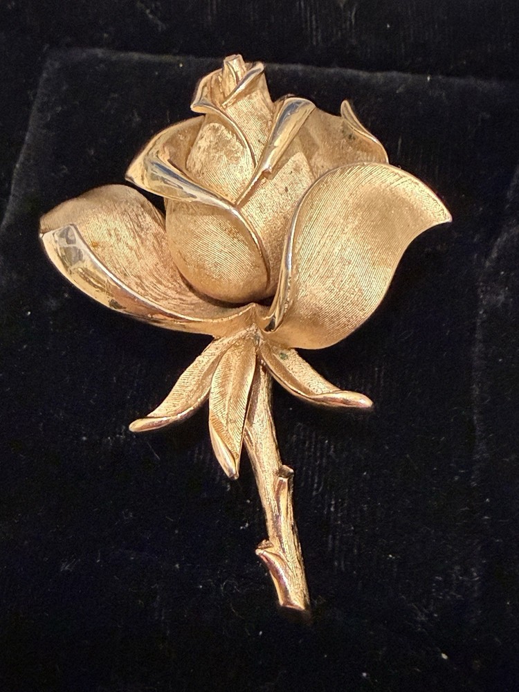 TRIFARI CROWN SIGNED BRUSH GOLD METAL THORNY ROSE BROOCH