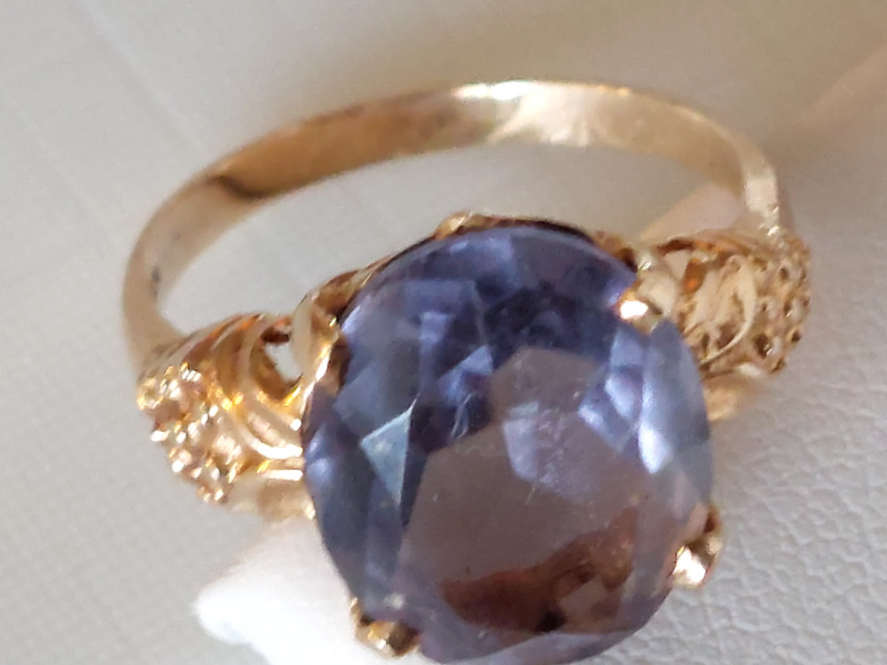 VTG SOLID 10K YELLOW GOLD 12 X 10 MM LAVENDER STONE RING SIZE 5