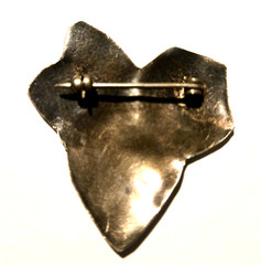 Vintage Silver Tone Textured Leaf Brooch Pin Small Heart‑Shaped Ivy Design