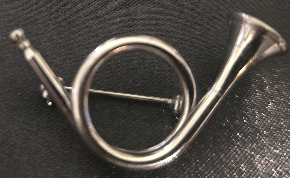 Vintage Silver Hunting Horn Equestrian Stock Brooch Pin; 1.5″x1″ (M26-24)