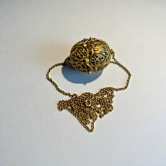 Metropolitan Museum Of Art Oval Gold Filigree Bead Necklace 24”