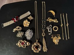 17 Piece Modern Jewelry Lot Gold/Silver Tone Brooches Necklaces Bracelets