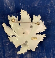 Preowned “CROWN TRIFARI”Brooch White Enamel 7 Rhinestones Check Pictures