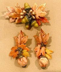 Vintage 1940s 1950s celluloid maple leaf & acorn pin earring set Fall Autumn