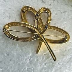 Tona Signed Ribbon Gold Tone VTG Brooch Pin Designs Lot Of 2