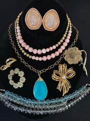 LARGE LOT ESTATE VINTAGE & NOW JEWELRY ALL WEARABLE MANY SIGNED OVER 40 PCS