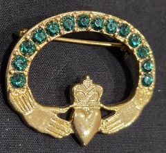 Vintage Claddagh 1.5 In Green Rhinestone Brooch Pin Gold Tone Irish Hands Crown
