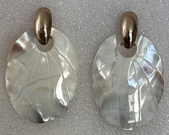 VTG Mother Of Pearl Carved Petal White Tan Omega Stud Dangle Earrings NEW