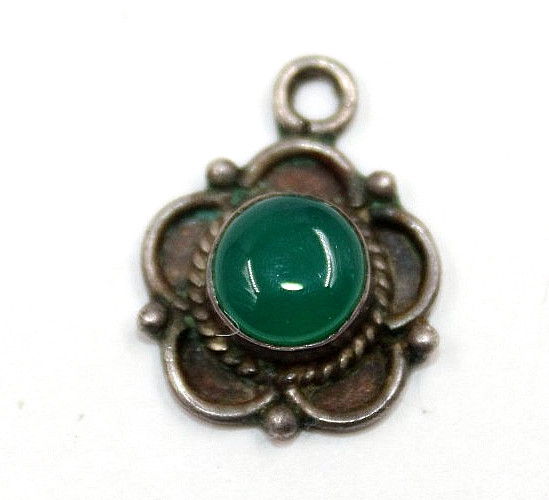 Dainty Green Cabochon vintage sterling silver pendant 0.72″ x 0.58″ x 0.24″