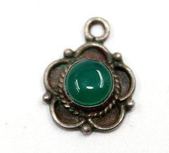Dainty Green Cabochon vintage sterling silver pendant 0.72″ x 0.58″ x 0.24″