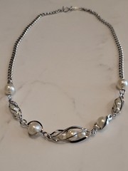 Vintage Faux Pearl Silver Tone Necklace 16″ Mid Century Modern Costume Jewelry