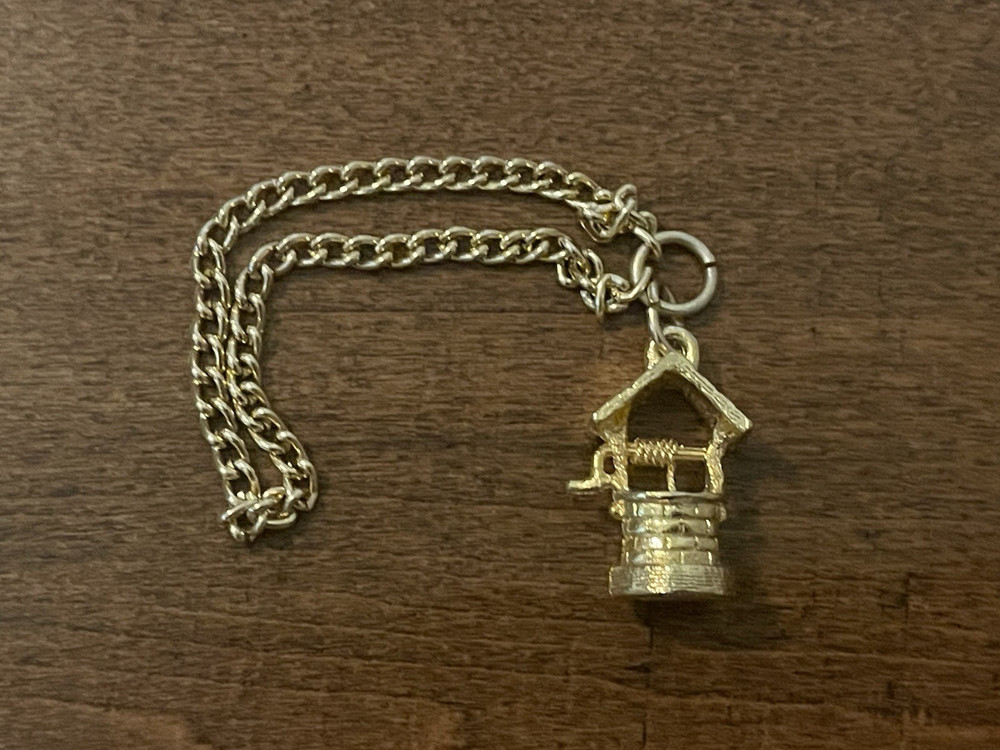 Vintage Gold Tone Plated Wishing Well Queens Royal Charms