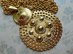 VTG SIGNED CASUAL CORNER GOLDTONE ETRUSCAN STYLE FILIGREE MEDALLION NECKLACE