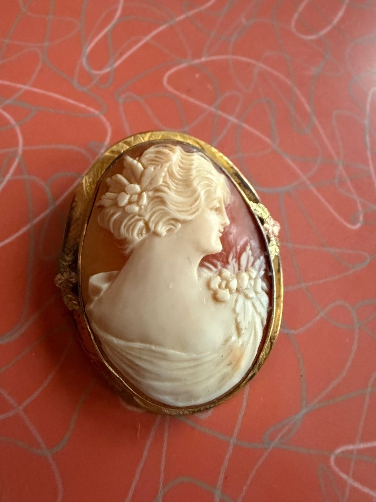 Antique Victorian 10KY Yellow Gold Hand Carved Portrait Cameo Brooch