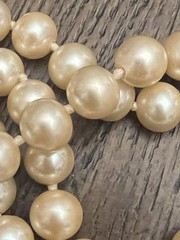 LES BERNARD FAUX PEARL GOLD TONE (WEAR NOTED) RAM HEAD CLASP NECKLACE 34IN LONG