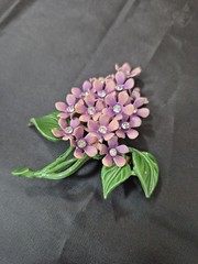 VTG ENAMEL GLASS PINK VIOLETS HYDRANGEA LILACS FLOWER BOUQUET CLUSTER BROOCH