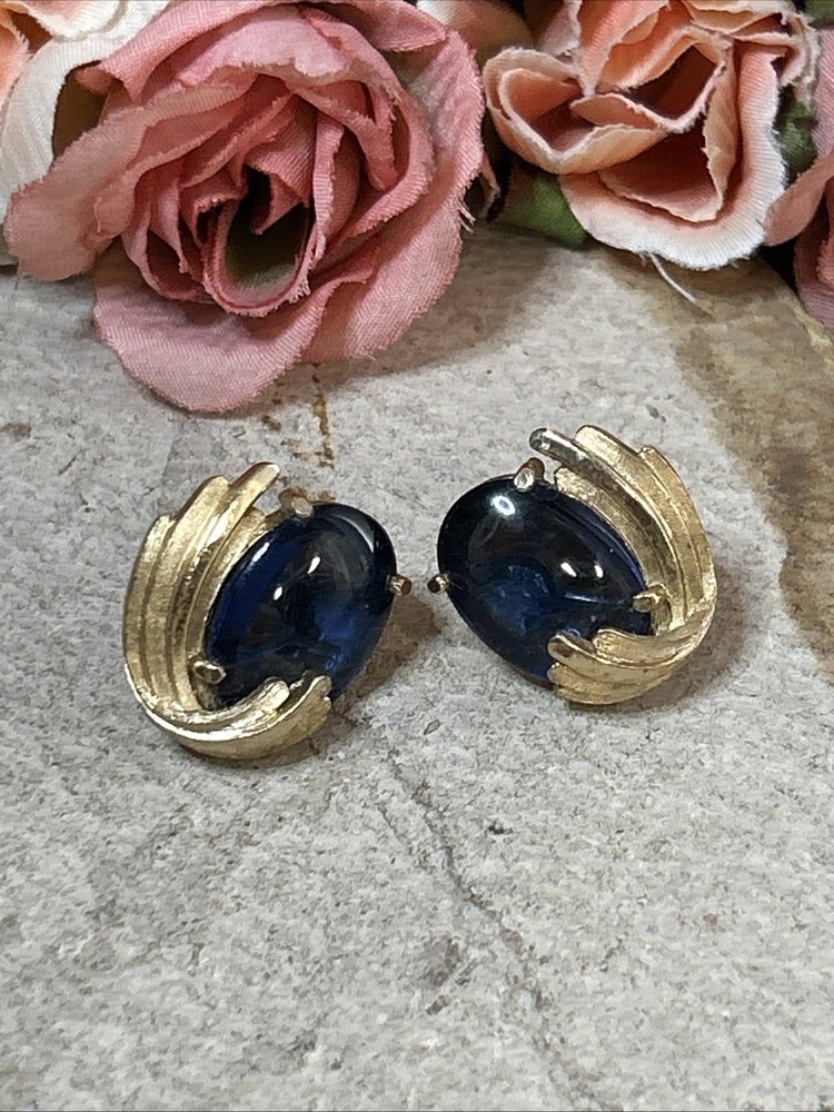 57. Rare Crown TRIFARI Gold tone Blue Oval Cabochon Clip on Earrings 14.7g, 21mm