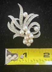 Vintage Pearl & Rhinestone Brooch Silver‑Tone Floral Swirl – Elegant 1950s Style
