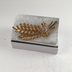 Sarah Coventry Floral/Leaf Spray Brooch with Rhinestones/Goldtone/Brooch/Pin