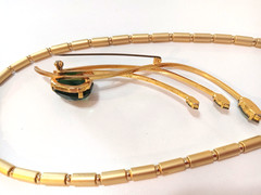VTG 18″FAUX GOLD LINK NECKLACE-SIMULATED EMERALD PENDANT/PIN -MAGNETIC CLASP