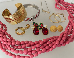 LARGE LOT ESTATE VINTAGE & NOW JEWELRY ALL WEARABLE MANY SIGNED OVER 40 PCS