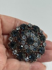 VTG STYLE DOMED 1.75”D BROOCH PIN SILVER TONE BLUE SAPPHIRE BLUE RHINESTONES
