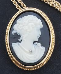VTG Avon Convertable Faux Cameo Necklace/Brooch Gold Tone 23 in. Chain