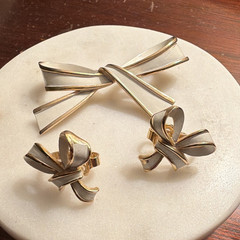 Trifari Signed Bow Jewelry Set Brooch & Clip-On Earrings Gold/White