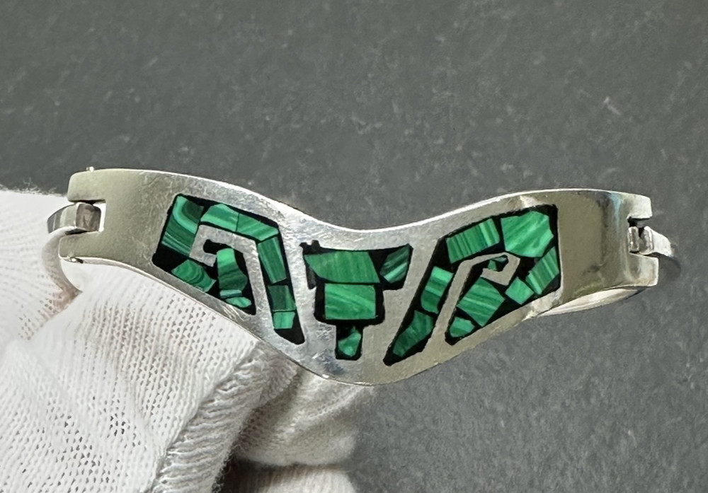 VINTAGE MEXICO STERLING SILVER & MALACHITE HINGED BANGLE BRACELET M110