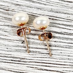 Vintage Small 10K Yellow Gold Pearl Stud 5.2mm Earrings Staple Luxury Pretty
