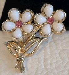 VINTAGE WHITE ACRYLIC DAISY FLOWER ON STEM w PINK CRYSTAL CENTER PIN-1.5″L☆#99