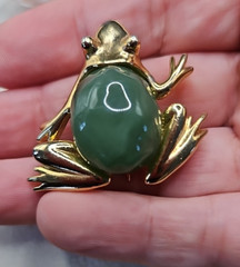 Vintage Kenneth J Lane Frog Green belly Brooch Pin Gold Tone Signed Faux Jade