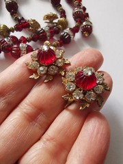 MIRIAM HASKELL 40′ HORSESHOE 2-PC BLOOD RED CÔTELÉ & NUGGET BEAD ICE R/S ACCENTS