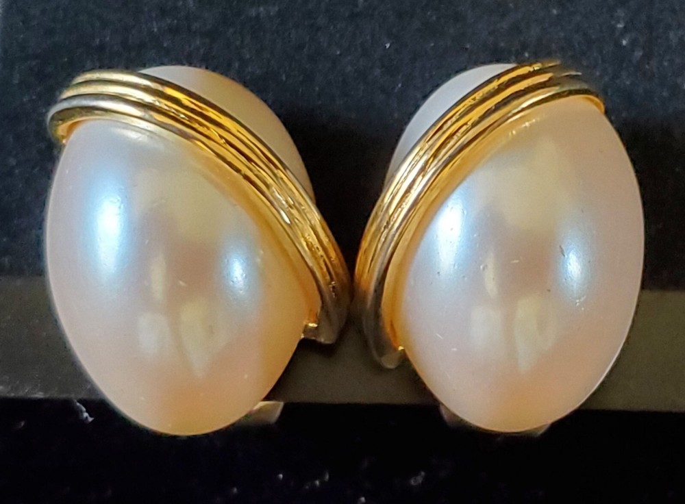 Gold-tone Faux Pearl Cabochon .75″