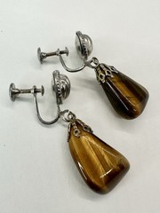 ⛎ Vintage Tiger Eye Dangle Screw Back Earrings Shell Top Gold Brown Stone Pair