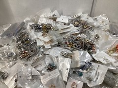 1lb Unsorted Modern Costume Rings Jewelry (M/F) Many Sizes Designs