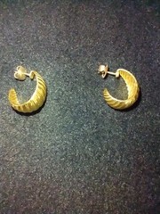 Vintage Ribbed Half Hoop Pierced Earrings Clasp Stamped 9c
