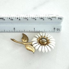 VTG White Daisy Flower Brooch Pin Gold Tone Floral Mid Century Cottagecore 2.25”