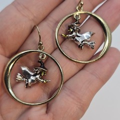 Avon 2008 Flying Witch Earrings Halloween Dangle Gold Tone Hoop Vintage Costume